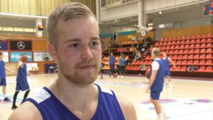 Alex Vaenerberg gör sin andra säsong i Seagulls Helsinki Seagulls spelare Alex Vaenerberg intervjuas.