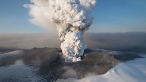 Eyjafjallajokull-tulivuori purkautuu ja ilmaan nousee vulkaaninen tuhkapilvi.