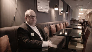 Sami Helle är känd från tidigare punkbandet Pertti Kurikan Nimipäivät som bland annat deltog i Eurovision song contest. Bilden är från filmen Tokasikajuttu. Sami helle rån Pertti Kurikan Nimipäivät i filmen Tokasikajuttu