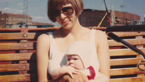 Marias mamma Christine högläste ofta för sin dotter och fortsatte med det ganska långt upp i åldrarna. Christine Saarukka med dottern Maria Turtschaninoff i famnen.
