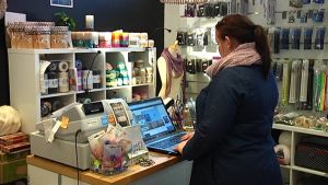 Katja Anisimaas nätbutik är ett måste. Katja Anisimaa i sin handarbetsaffär i Hangö.