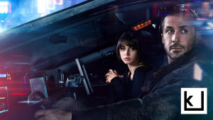 Mies ja nainen katsovat auton ikkunasta vuoden 2049 Los Angelesissa.