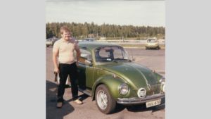 Puoli seitsemässä vierailleen Fredin valitsema voittaja-kuva. Omistajan kertomus kuvasta: "Ensimmäinen autoni oli VW 1303 S Big vm. 1974. Kuva on vuodelta 1979 ja olen auton toinen omistaja. Auton pitäisi olla vielä olemassa jossakin Helsingissä." Mies ja VW Kupla 1303 S