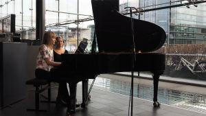 Musiikinopiskelija Tuulia Ryhäne soittaa pianoa.