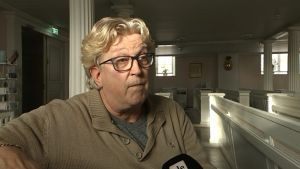 Seppo Lintuluoto ansvarade för Raseborgs stads förmiddags- och eftermiddagsvård för barn då olyckan i plankorsningen i Skogby skedde. Han var på väg till ett möte i Hangö med tåg då rälsbussen och ett militärfordon krockade. Bilden är från Ekenäs kyrka. Bild på Seppo Lintuluoto