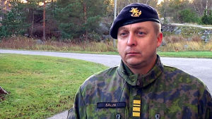 Kommendör Mika Salin tycker Russarö passar bra som övningsområde. porträttbild på kommendör Mika Salin.