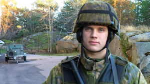 Underofficerselev Robin Jolly fick chansen att öva med skarpa skott under övningen på Russarö. Porträttbild av officerselev Robin Jolly på Russarö.
