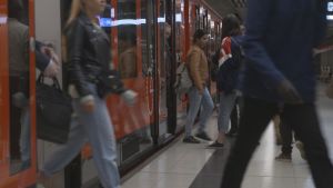 Ihmiset liikkuvat metroon asemalaiturilla