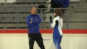 Janne Hänninen med Finlands senaste toppdam Elina Risku. Janne Hänninen och Elina Risku diskuterar på isen i Inzell.