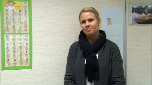 Teckenspråkshandledaren Ellinor Westerlund träffar Sigrid en timme per vecka. kvinna vid teckenspråksalfabetet