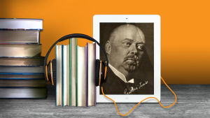 Santeri Ivalo iPadin kuvassa ja kirjanipuilla kuulokkeet ympärillään