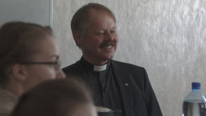 Ska jag vara präst ska jag vara det på mitt eget sätt, säger Guy Kronqvist. Guy Kronqvist skrattar