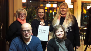 Yrkesförberedande kurs 34 år senare. Stående från vänster: Solveig Haga-Pitkäkangas, Yvonne Forsman, Ann-Sophie Sandström. Sittande: Roger Sundstedt och Anna Maarit Grankulla Yrkesförberedande kurs 20 år senare