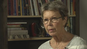 Raija Lindström följde med sin syster på nära håll. Raija Lindström intervjuas av Patrik Skön.
