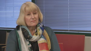 Överläkare Riitta Aejmalaeus säger att frågan om minnessjuka åldringar ska få röra sig fritt eller inte är ofta framme på Valvira. Riitta Aejmelaeus är överläkare vid tillstånds- och tillsynsverket Valvira