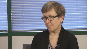 Överinspektör Anna-Maija Liedenpohja säger att fastspänning ska vara en sista åtgärd. Anna-Maija Liedenpohja är överinspektör vid tillstånds- och tillsynsverket Valvira.