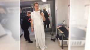 Piia Pasanen ottaa selfien Linnan juhlien asustaan sovituksen yhteydessä