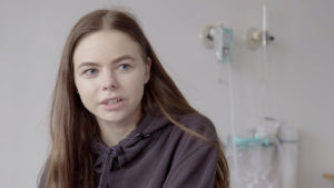 Roosa, 17, on kärsinyt selkäkivuista jo vuosien ajan. 17-vuotias Roosa on tullut sairaalaan skolioosileikkauksen vuoksi.
