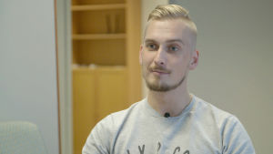Tommi, 28, on elänyt proteesin kanssa jo usean vuoden ajan. 28-vuotiaan Tommin toinen jalka jouduttiin amputoimaan syövän vuoksi.