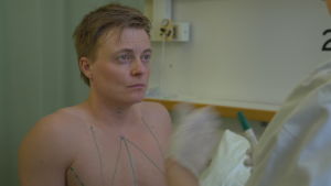 Gud har varken sagt ja eller nej till ett könsbyte, säger Pö, åtminstone inte som jag kan uppfatta. Det lutar mot att det är nej, men jag vet inte riktigt varför det är nej. patricia östman lyssnar på läkaren