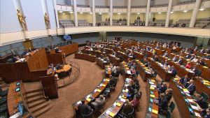 Plenisalen i riksdagshuset i Helsingfors, med ett stort antal ledamöter på plats. 