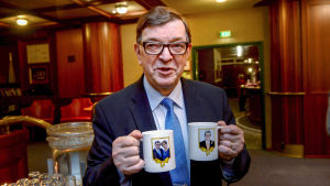 Paavo Väyrynen säljer muggar för att finansiera sin valkampanj. Europaparlamentariker Paavo Väyrynen sparkar igång sin valkampanj.
