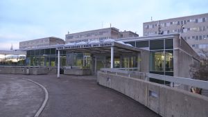 Eva säger att hon är evigt tacksam för att personalen på Jorvs sjukhus räddade hennes liv. Jorvin sairaalan sisäänkäynti Espoossa.