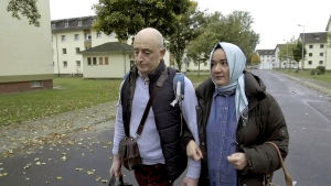Lääkärit Hüseyin ja Fatma päätyivät saksalaiseen vastaanottokeskukseen, kun Turkin viranomaiset takavarikoivat sairaalan, jossa he työskentelivät. Osa heidän kollegoistaan on pidätetty. Pariskunta kävelee kadulla vastaanottokeskuksessa Saksassa