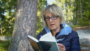"Du är inte vår son mera. Du är en främling. En som inte minns vad du gjorde för en timme sedan, för att inte tala om igår eller för två månader sedan. En som är sur och tvär. En som endast har ett mål, att tillfredsställa sitt drogbehov, även om alla som verkligen älskar dig körs över, gång efter gång. Kort sagt, du har blivit en fullständig egoist." Gerd Snellman läser ur sin bok. gerd snellman läser ur sin bok