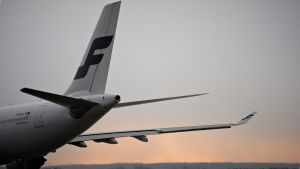 Finnair berörs av sympatistrejker. Finnairin lentokoneen peräosaa, kone seisoo kentällä.