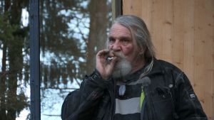 Mies savuke suussa