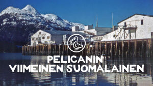 Vanha valokuva kalastajakylästä, jonka päällä on teksti "Pelicanin viimeinen suomalainen".