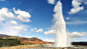 Geysirien purkaukset johtuvat Islannin tuliperäisestä maasta.