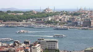 Laivaliikennettä Istanbulissa.