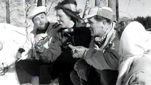 Ihmisiä talvimaisemassa 1950-luvun mainosfilmissä