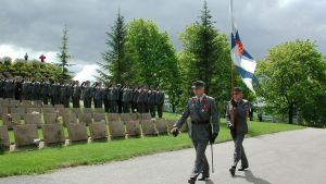 Puolustusvoimain lippujuhlan päivä Tampereen Kalevankankaan hautausmaan sankarihaudalla vuonna 2001
