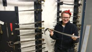 Forskaren Lena Dahlberg är tillfälligt beväpnad. kvinna visar fram en dolk