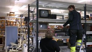 Forskaren Lena Dahlberg och museimästaren Tina Blomqvist. två kvinnor ordnar föremål i lager