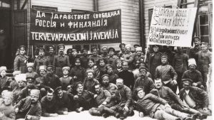 Venäläisiä sotilaita julisteineen kevättalvella 1917 Helsingissä