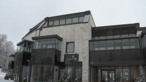 Det före detta kommunhusets fasad har putsats och fått balkonger. Hus med fasad i lapplandsmarmor och glasbalkonger