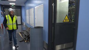 Jörgen Henriksson inspekterar arbetet i Fermions nya industribyggnad. Jörgen Henriksson i Fermions industrihall i Hangö.