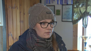 Elin Magnusson ville göra något mera med sitt ridintresse än att bara rida för eget välbefinnande. Kvinna med glasögon