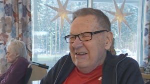 Katterna kan nog också vara fulla i fan, säger Nils Sjöbolm. En man sitter i samlingssalen i serviceboendet Gråberg i Lovisa.