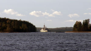 Ett minfartyg utanför Skinnarviks militärområde på Kimitoön. Ett minfartyg utanför Skinnarvik militärområde på Kimitoön.