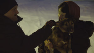 Hunden Emilia har kommit med bil från Sankt Petersburg till Sibboviken. De nya ägarna Brent Hasty och Eeva Patrakka tar emot henne. Hunden Emilia har kommit med bil från Sankt Petersburg till Sibboviken. De nya ägarna Brent Hasty och Eeva Patrakka tar emot henne.