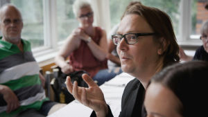 – De kom överens sinsemellan att Sepi tar på sig skulden, och då killarna kommer ut, ger de honom hans andel av bytet, presenterar Harri Haanpää sin grupps slutledningsarbete. Dekkariseikkailuun osallistunut Harri Haanpää lopputilaisuudessa.