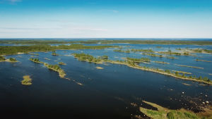 UNESCO godkände Kvarkens skärgård som ett världsnaturarv, tillsammans med Höga kusten i Sverige, år 2006. Kvarken en solig och vindstilla dag med dess öar och havet.