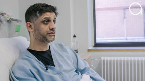 Sameer Sodawala istuu sairalaasängyllä.