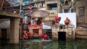 Ihmisiä veden äärellä Intiassa.