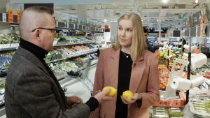 Lidlin laadunvalvontapäällikkö Suvi Kuutti käyttäisi ruuanlaittoon mieluiten luomusitruunaa, mutta tavallisenkin sitruunan kuoren voi käyttää, jos hedelmän pesee haalealla vedellä. Toimittaja Matti Toivosen tapa käyttää kuumaa vettä ja astianpesuainetta ampuu jo yli. Suvi Kuutti (Lidlin laadunvalvontapäällikkö) ja toimittaja Matti Toivonen sitruunat kädessä Graniittitalon Lidlin hedelmäosastolla.